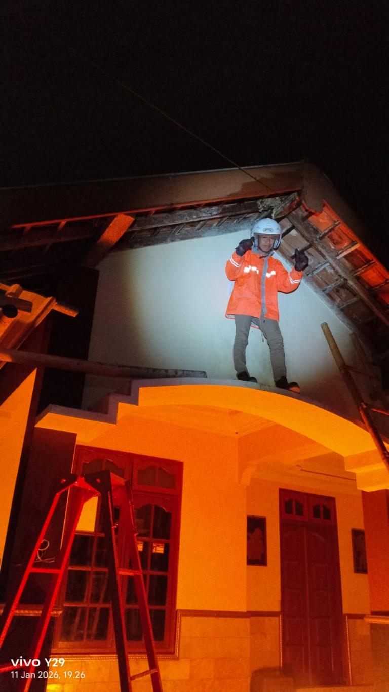 FPRB Kalurahan Segoroyoso Lakukan Evakuasi Tangkap Tawon